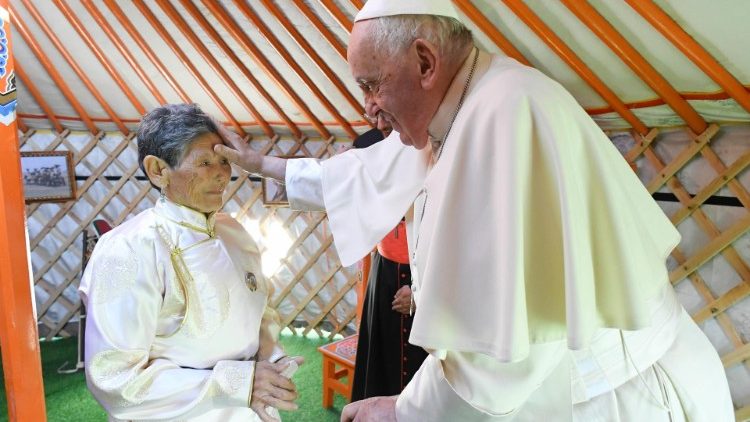 Francesco saluta e benedica la signora Tsetsege