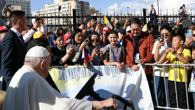 Catholic Mongolians welcoming MAP Francis in Ulaanbaatar