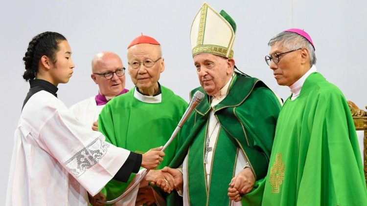 MAP Francis holds the Cardinal's and Cardinal-elect's hands