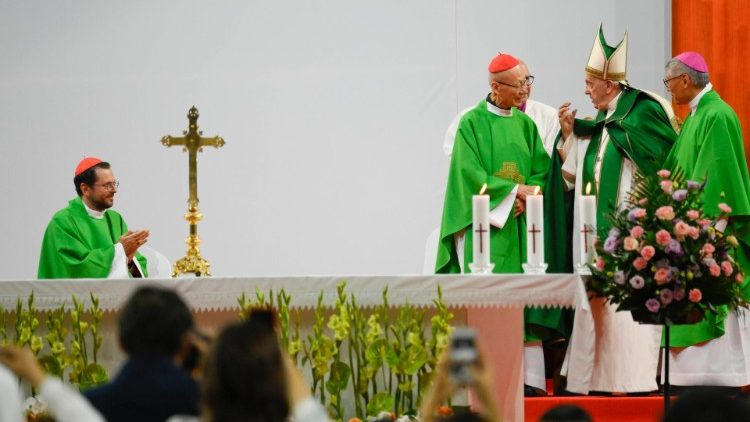 Il Papa con Tong Hon e Chow, vescovo emerito e attuale di Hong Kong 