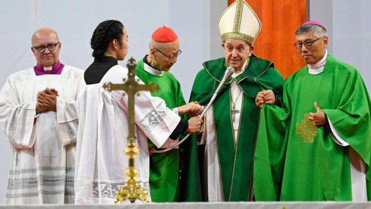 El Papa estrecha las manos del obispo emrito y del actual obispo de Hong Kong