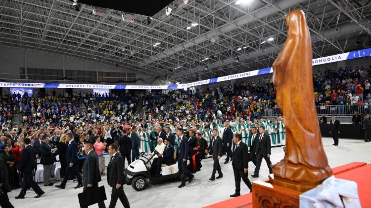 La statua della Madonna del Cielo durante la Messa del Papa alla Steppe Arena