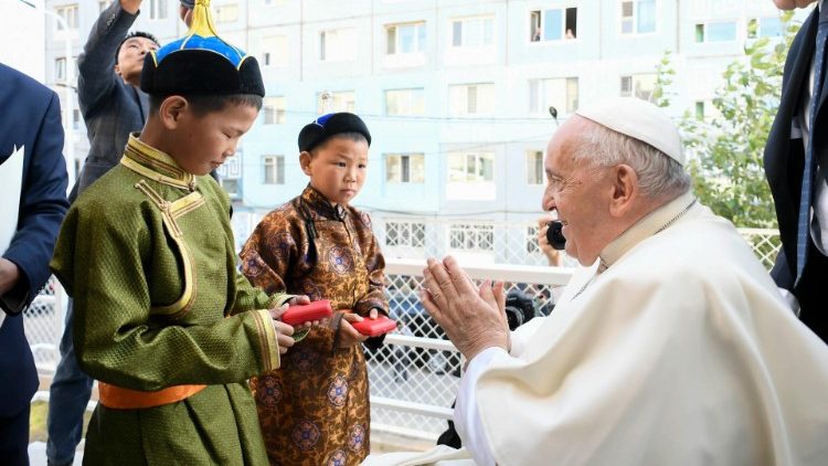 MAP Francis receives a bouquet of flowers from two young Mongolian boys