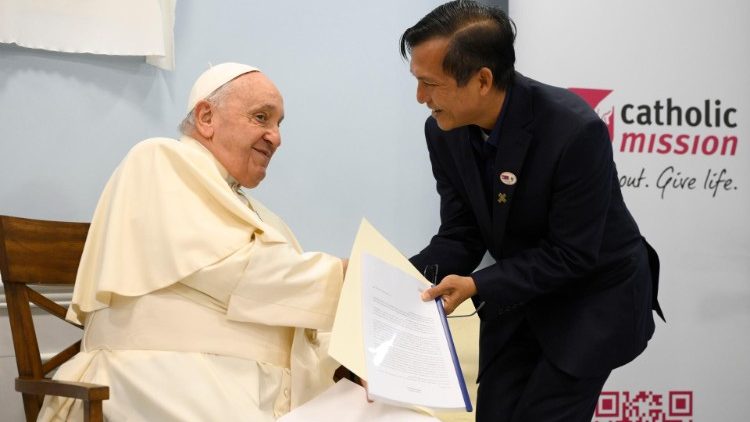 Papa Francesco e padre Andrew, direttore della Casa della Misericordia oggi inaugurata a Ulaanbaatar