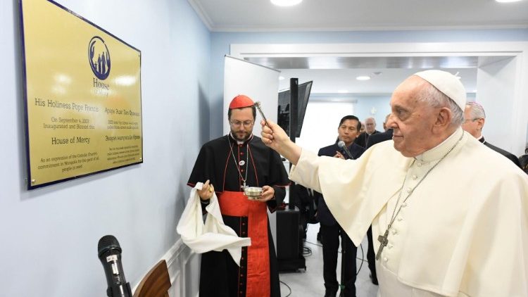 MAP Francis blesses The House of Mercy
