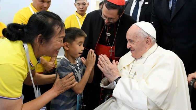 Encuentro del Papa con los operadores de la caridad e inauguracin de la Casa de la Misericordia