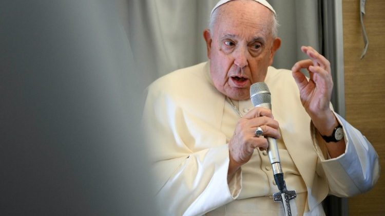 Il Papa durante la conferenza stampa sul volo di ritorno dalla Mongolia