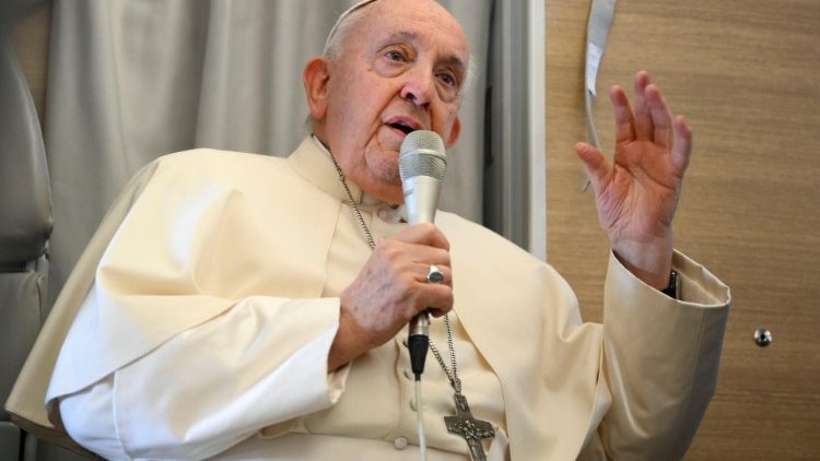 El Papa Francisco respondiendo a los periodistas en la conferencia de prensa en el avin de regreso a Roma. 