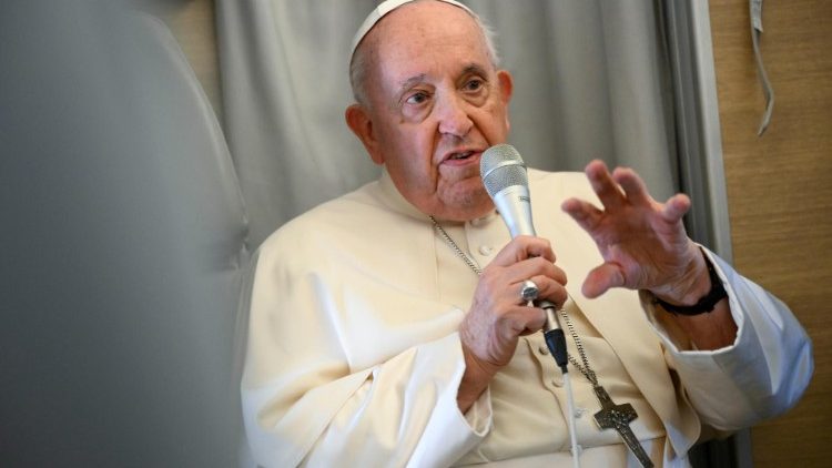 MAP Francis speaks to journalists aboard the papal plane