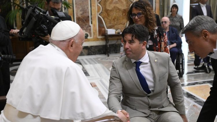 Il saluto del Papa a un invalido del lavoro