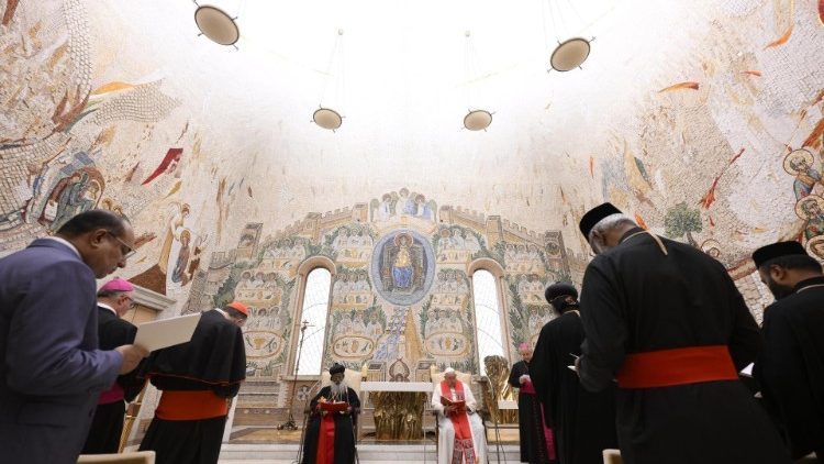 Un momento di preghiera comune nella Cappella Redemptoris Mater