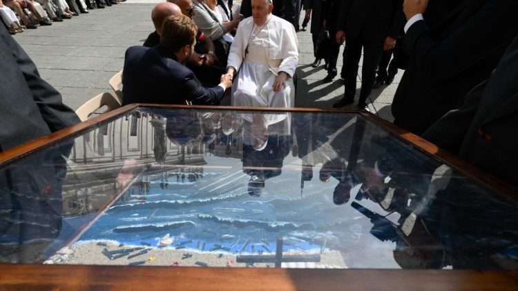 La teca di vetro con l'opera dei reclusi