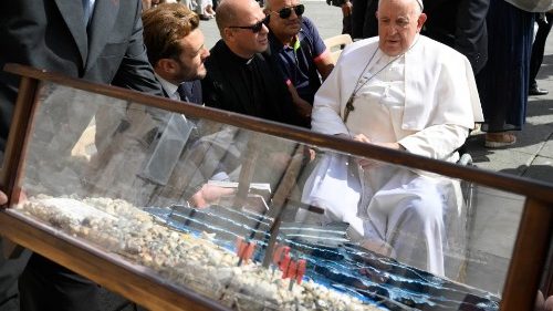 Al Papa il reliquiario degli UIma e una tela in ricordo dei migranti di Cutro
