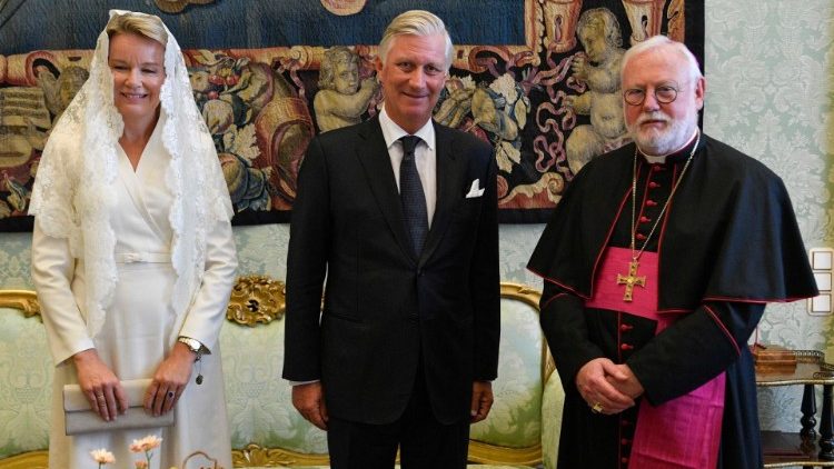 Re Philippe del Belgio e la Regina Mathilde con monsignor Gallagher