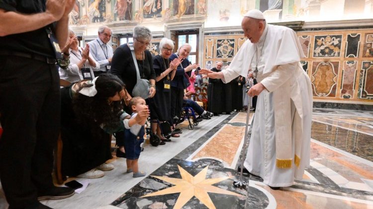 El Papa Francisco durante la audiencia a los participantes en el Congreso Mundial de los Oblatos Benedictinos