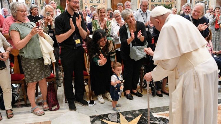 Francesco con i partecipanti al Congresso mondiale degli Oblati Benedettini