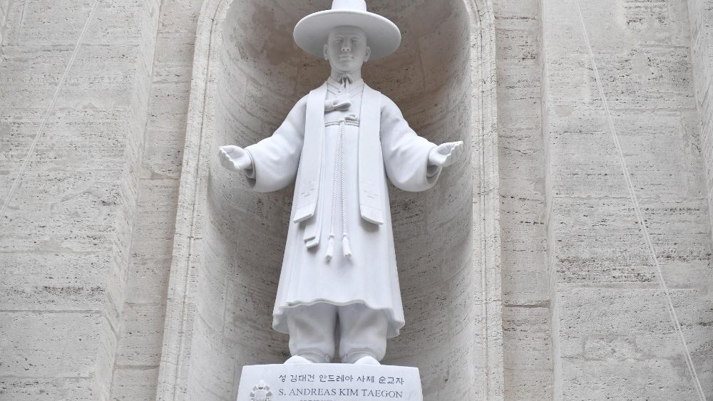 La benedizione della statua di Sant'Andrea Kim Taegon in una nicchia esterna della Basilica di San Pietro
