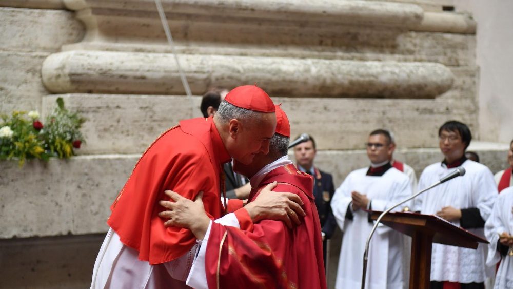 La benedizione della statua di Sant'Andrea Kim Taegon in una nicchia esterna della Basilica di San Pietro
