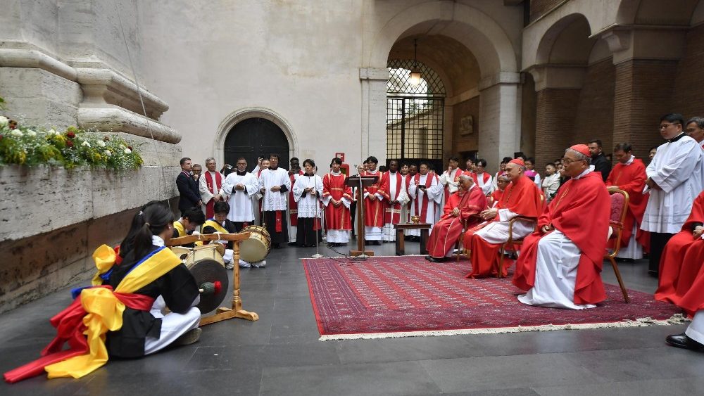 La benedizione della statua di Sant'Andrea Kim Taegon in una nicchia esterna della Basilica di San Pietro