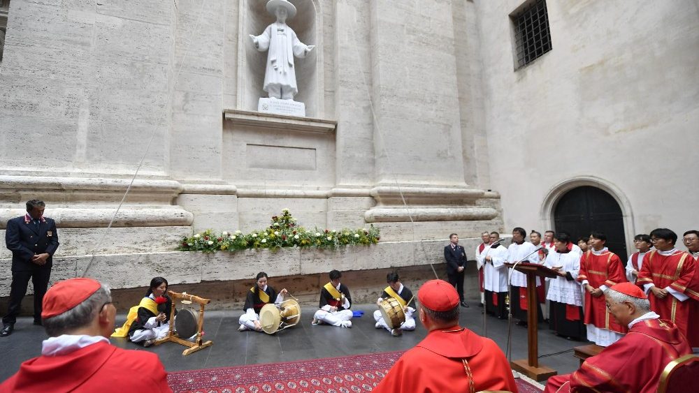 La benedizione della statua di Sant'Andrea Kim Taegon in una nicchia esterna della Basilica di San Pietro