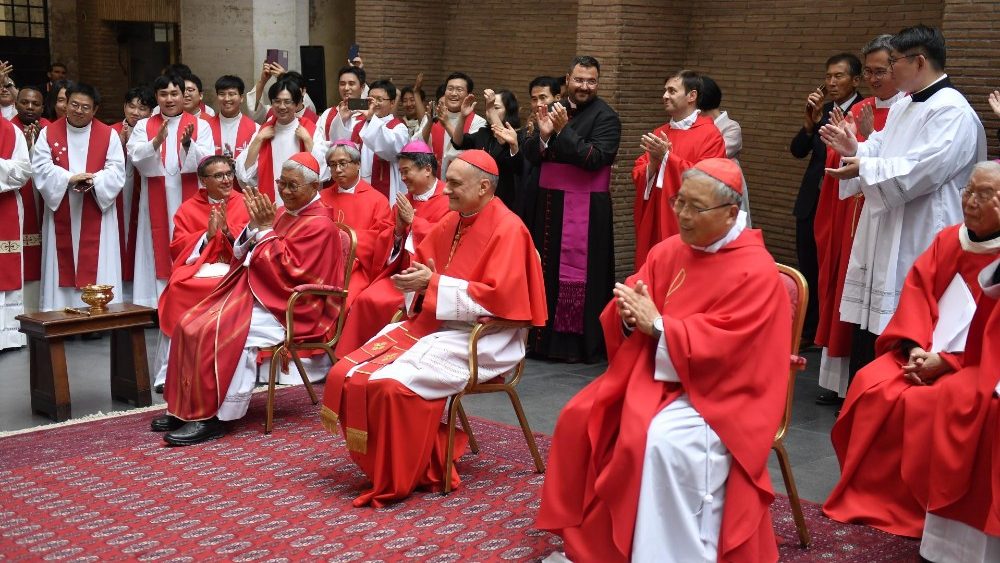 La benedizione della statua di Sant'Andrea Kim Taegon in una nicchia esterna della Basilica di San Pietro
