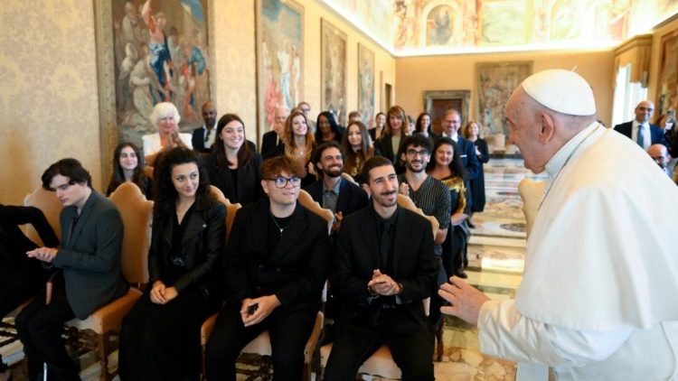 Un momento dell'incontro del Papa con i partecipanti al "Christmas Contest"