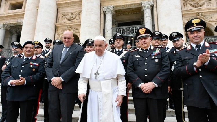 MAP Francis' encounter with Italy's Carabinieri
