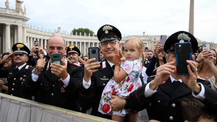 MAP Francis' encounter with Italy's Carabinieri