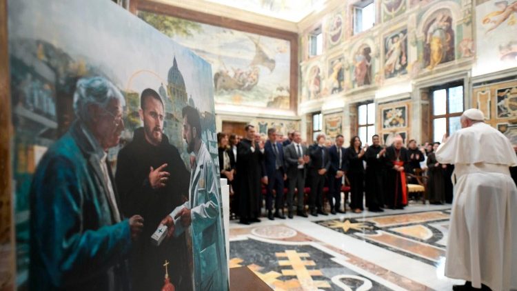 Papa Francesco saluta i dipendenti della Farmacia Vaticana ricevuti in occasione dei 150 di fondazione. Sullo sfondo il quadro donato al Papa che ritrae al centro san Giovanni di Dio, fondatore dell'Ordine Ospedaliero dei Fatebenefratelli, ai quali il beato Poi IX ha affidato la farmacia