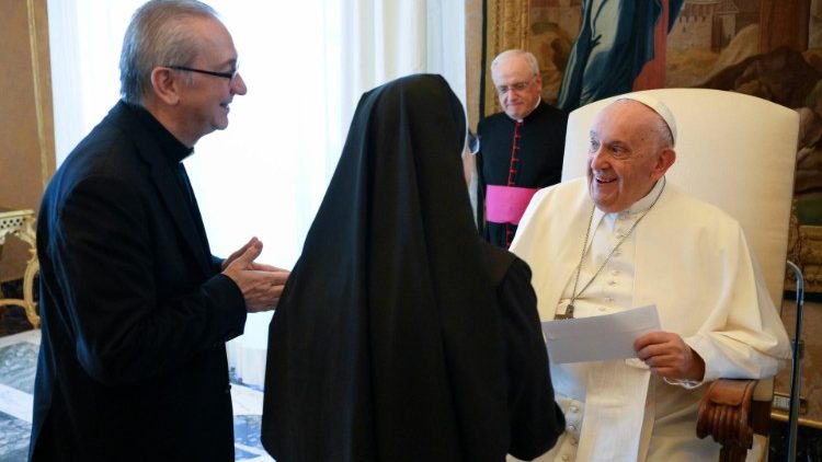 "As, de la oracin, alma de toda la actividad apostlica y caritativa del Fundador, nacieron vuestras Congregaciones, primero las Hijas del Divino Celo y despus las Rogacionistas del Corazn de Jess. Nacisteis de las manos unidas de un Santo, que os consagr a Cristo con su oracin".