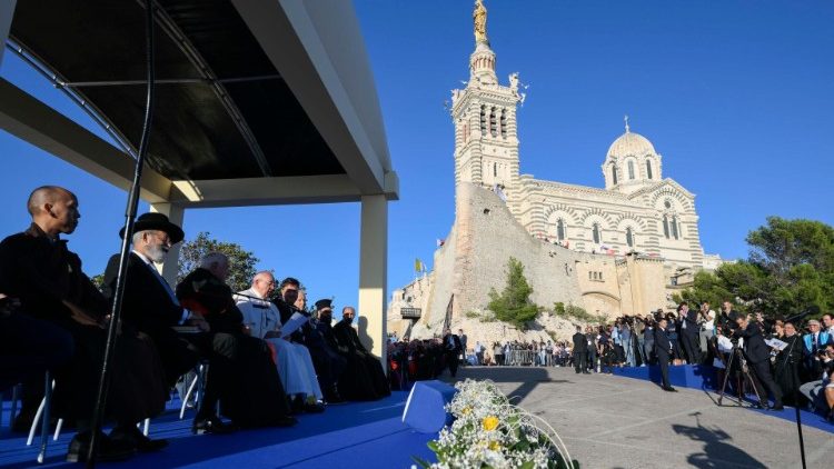  Momento di raccoglimento al Memoriale dei migranti e dei marinai morti in mare