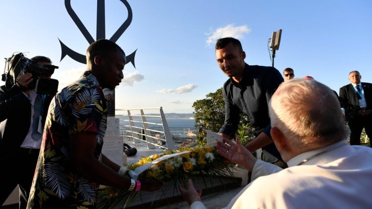 MAP Francis blesses a bouquet in honor of migrants and mariners lost at sea