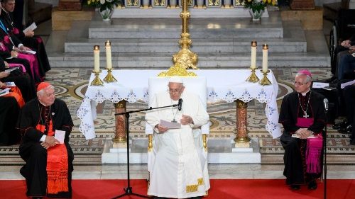 Francisco al clero de Marsella:  Sean un puerto seguro para los heridos de la vida