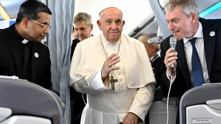 El saludo a los periodistas en el avión