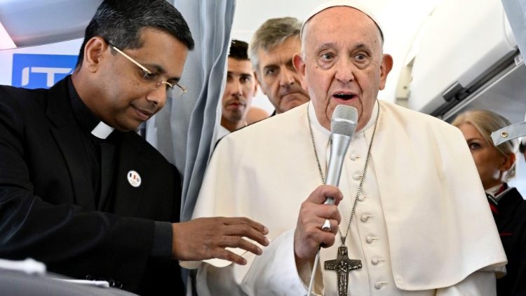 Il saluto del Papa ai giornalisti che lo accompagnano nel viaggio a Marsiglia