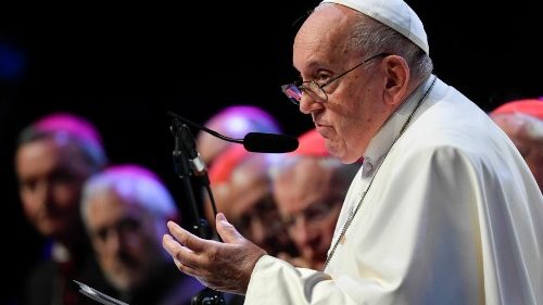 Il Papa: chi rischia la vita in mare non invade, cerca vita. Il Mediterraneo grida giustizia