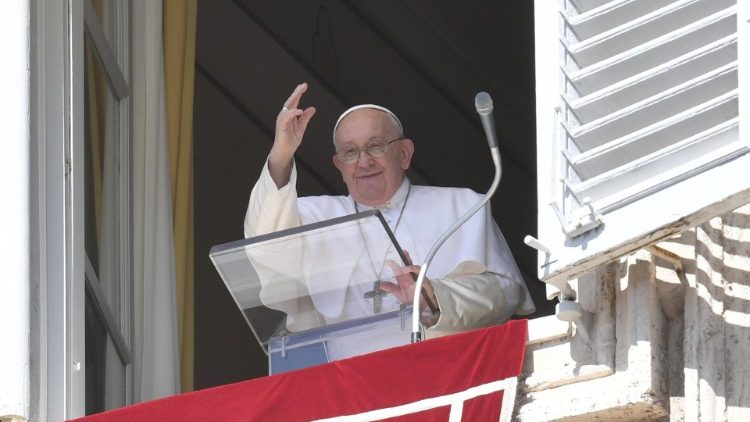 MAP Francis waves at the faithful during his Angelus prayer