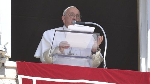 El Papa en el Ángelus: Superar la justicia humana y apostar por el amor gratuito