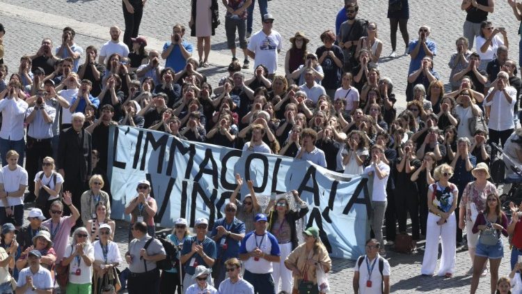 Un gruppo di fedeli in Piazza San Pietro