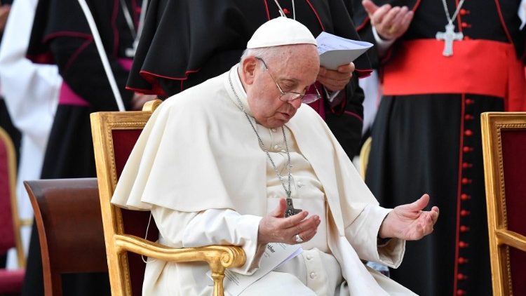 Il Papa in preghiera
