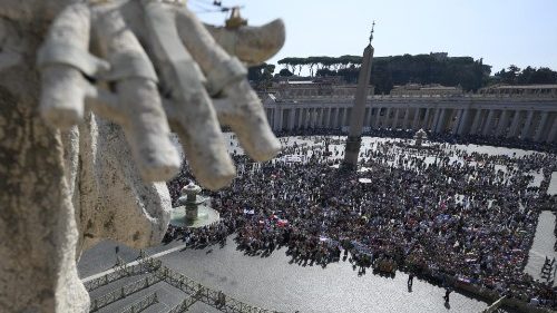 Il Papa: cè più speranza nellessere peccatori che corrotti