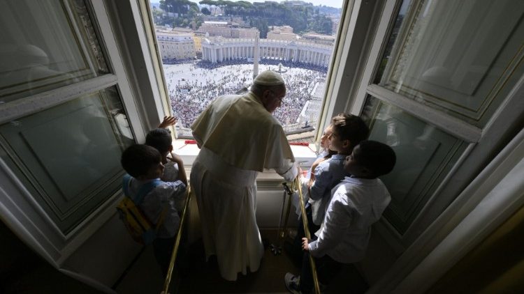 Papa Francesco si affaccia insieme a 5 bambini per presentare l'iniziativa Impariamo dai bambini e dalle bambine 