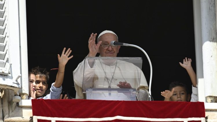 Papa Francesco e 5 bambini dalla finestra del suo studio