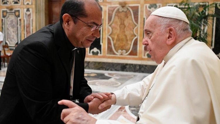 Il saluto al papa del superiore generale dei Missionari del Sacro Cuore 