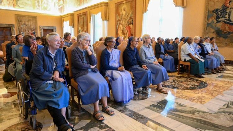 Le Piccole Sorelle di Gesù mentre ascoltano il Papa