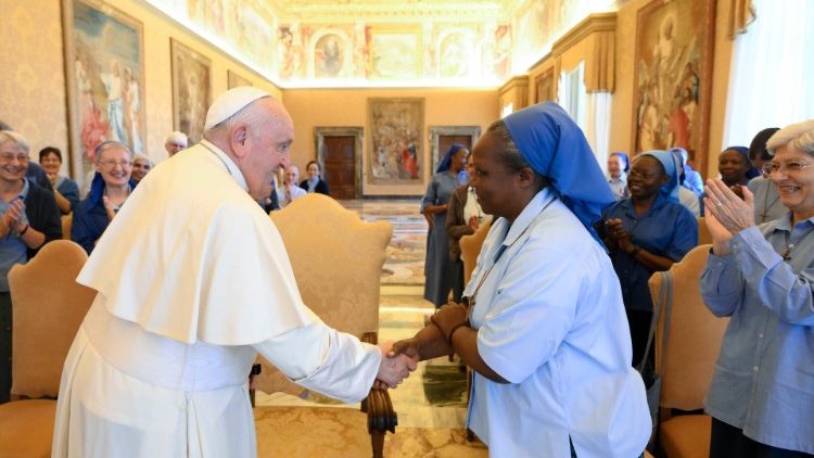 Francesco con la neoeletta responsabile generale delle Piccole Sorelle di Gesù suor  Eugeniya-Kubwimana