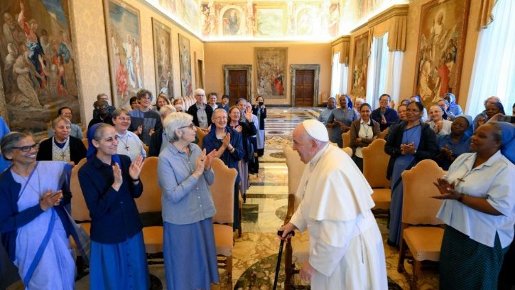 Il Papa con le Piccole Sorelle di Ges