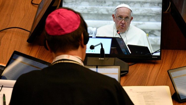 Un vescovo ascolta l'intervento del Papa in apertura della prima Congregazione generale del Sinodo