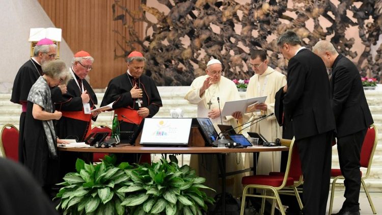 El Papa dirige la oracin al inicio de la Primera Congregacin General