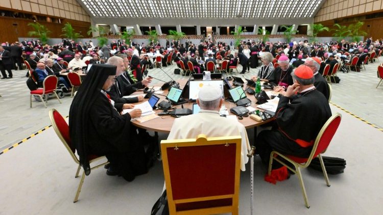 I lavori della prima congregazione del sinodo alla presenza di Papa Francesco
